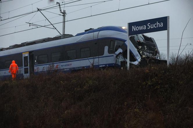 Na przejeździe kolejowym w msc. Nowa Sucha (pow. sochaczewski) doszło do zderzenia pociągu pośpiesznego z ciężarówką