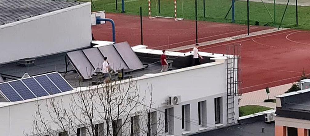 Weszli na dach szkoły w Katowicach i machali kolegom