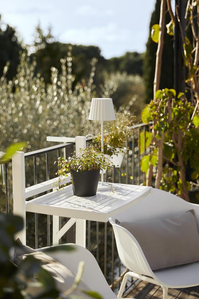 Światełka na balkon i taras - jak oświetlić balkon?