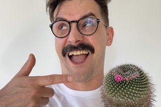 Szalony roślinomaniak czy zielona skarbnica wiedzy? Dawid zdradza tajny trik na podlewanie roślin „od dołu”