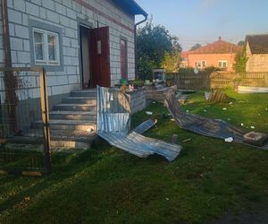 Dron uszkodził dach domu w Wyrykach. Odwołano zajęcia w szkołach i przedszkolach