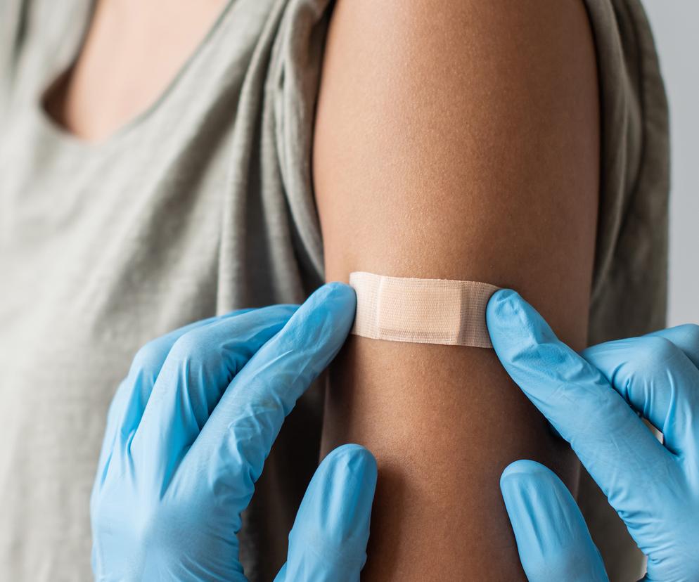 Przechorowałeś COVID-19 i nie wiesz, czy możesz przyjąć czwartą dawkę? Tyle musisz odczekać