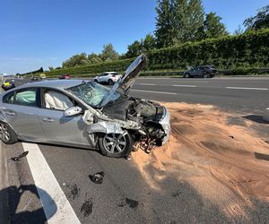 Zderzenie trzech aut, jedno dachowało