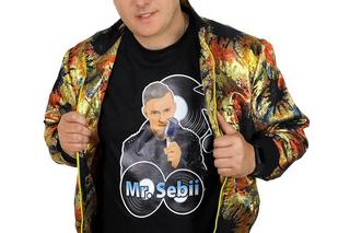 Mr Sebii śpiewał z Gosią Andrzejewicz, a teraz zaskakuje szczerością: „Gram nawet na stypach”! 