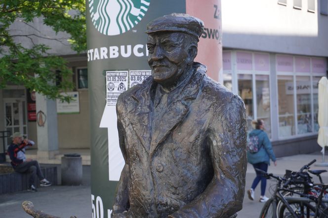 Pomnik Starego Marycha na ulicy Półwiejskiej 