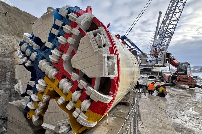 Mniejsza maszyna TBM już dotarła na plac budowy w Małopolsce