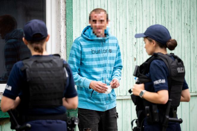 Chaos na Osiedlu Przyjaźń. Policja zatrzymała mieszkańca domku. „Wyciągnęli go siłą”