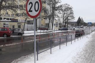 Drogowa bzdura roku w Olsztynie? Olsztyński radny krytykuje las słupków i ciąg barierek [ZDJĘCIA]
