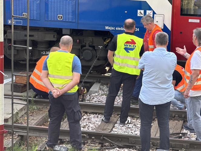 Autobus miejski zderzył się z pociągiem WKD. Ranni pasażerowie przewiezieni do szpitala