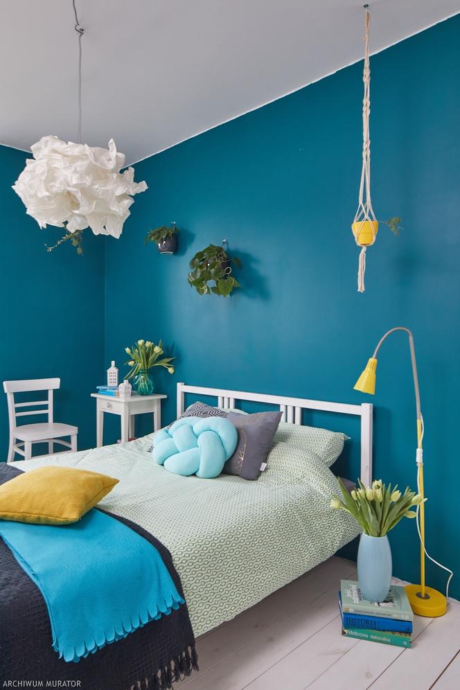 Niebieska ściana w sypialni