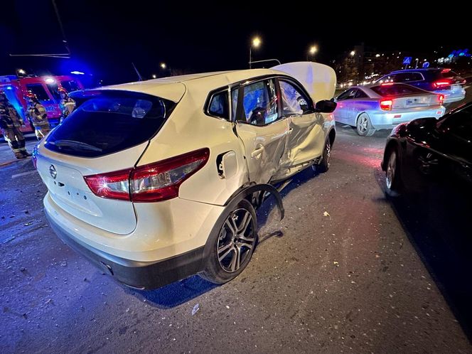 Wielki dramat na Dolince Służewieckiej. Opel rozstrzaskał się z nissanem. Są ranni