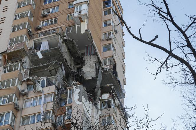 Pocisk trafił w blok mieszkalny w Kijowie [WIDEO, ZDJĘCIA]