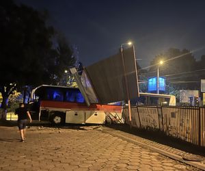 Autokar wjechał w targowisko.