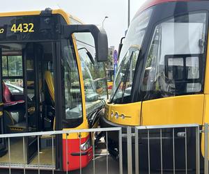 Czołowe zderzenie autobusu miejskiego z tramwajem. Kierowca zasłabł za kierownicą