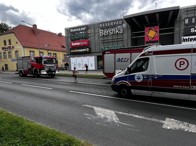 Poważny wypadek w Jeleniej Górze. Samochód zderzył się z autobusem i wjechał w rodzinę
