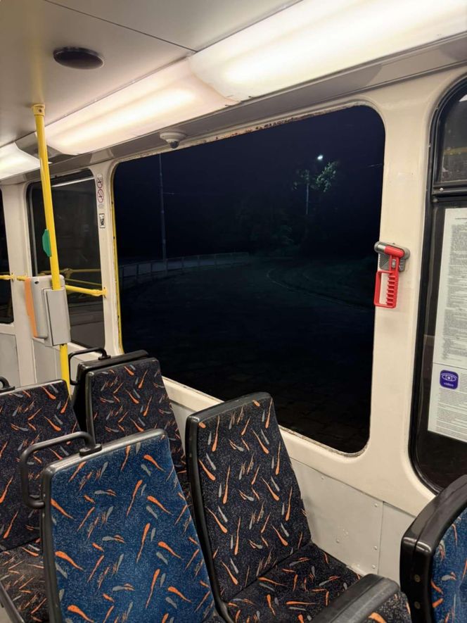 Grupa nastolatków zdemolowała tramwaj