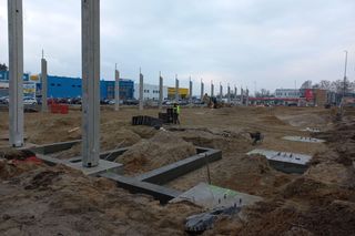 Wyrastają słupy pod nową część Galerii Leszno. Kiedy otwarcie Parku Leszno 2 i jakie sklepy w środku?