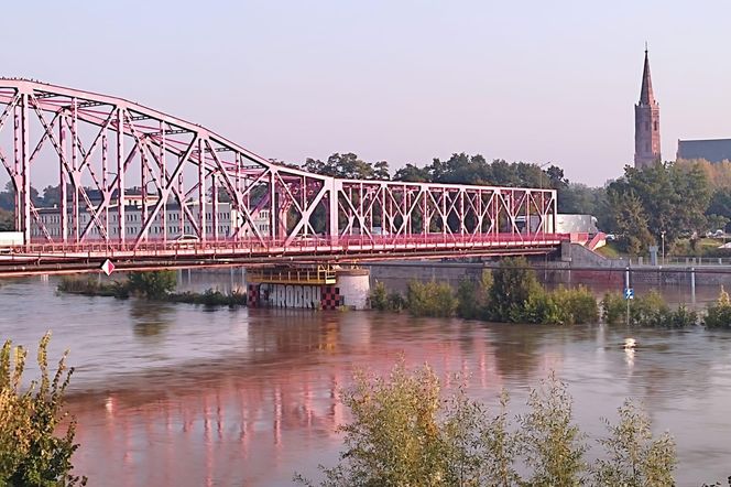 Strażacy z Wielkopolski jadą do zagrożonego powodzią Głogowa nad Odrą