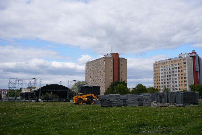 Miasteczko juwenaliowe w budowie