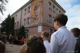 Nowy mural powstał na ścianie SP nr 20 w Białymstoku. Władysław Sikorski jest jej patronem