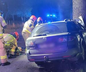 Rurzyca. Osobówka wypadła z drogi i zatrzymała się na drzewie. Nie żyje mężczyzna