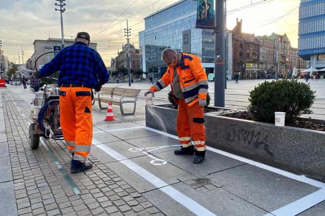 MZUiM maluje parking dla hulajnóg.