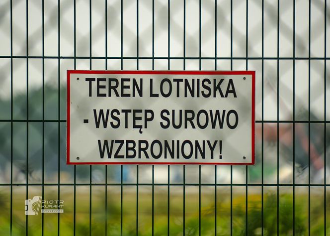 Wzruszający gest pilotów odlatujących z Radomia. Polska flaga na niebie dla „Slaba”