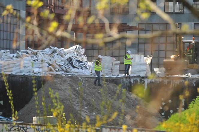 Zaczęli burzyć szkieletor. Mieszkańcy są wściekli, że ciężarówki rozjeżdżają im ulicę 