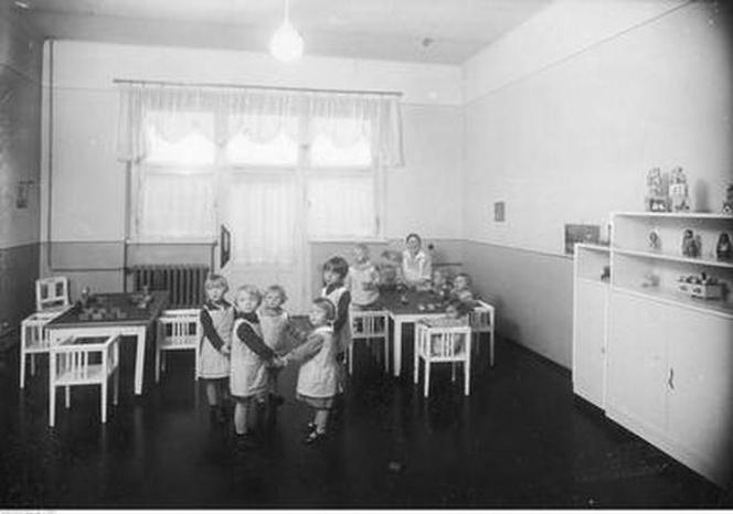 Żłobek miejski w Katowicach. Dzieci podczas zabawy z opiekunką. Rok 1931