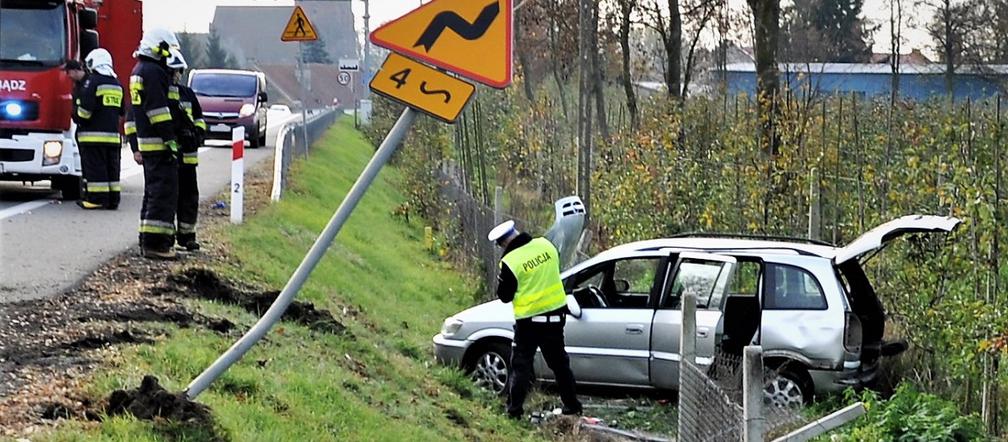 GROŹNY WYPADEK i aż 10 osób w aucie! [ZOBACZ ZDJĘCIA]