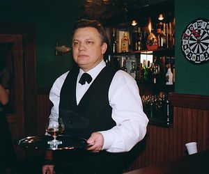 Nie żyje Grzegorz Okrasa. Słynny barman ze Złotopolskich miał 74 lata