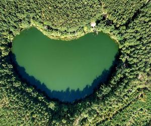 Romantyczne miejsce w Lubuskiem! To jezioro w kształcie serca przyciąga zakochanych