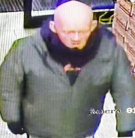 W Knurowie ukradli whisky za ponad 1 tys. zł, szuka ich policja. Rozpoznajesz ich? 