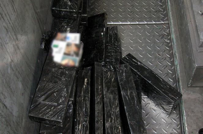 Kontrabanda ukryta była w podłodze lokomotywy