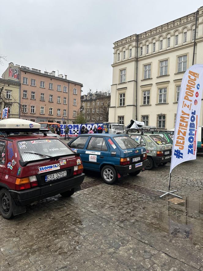 WOŚP 2024 w Krakowie. Zlot samochodów Złombol na Placu Wolnica przyciągnął tłumy fanów aut rodem z PRL-u