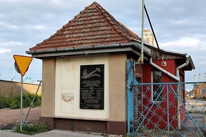 Zniknęły pamiątkowe tablice 