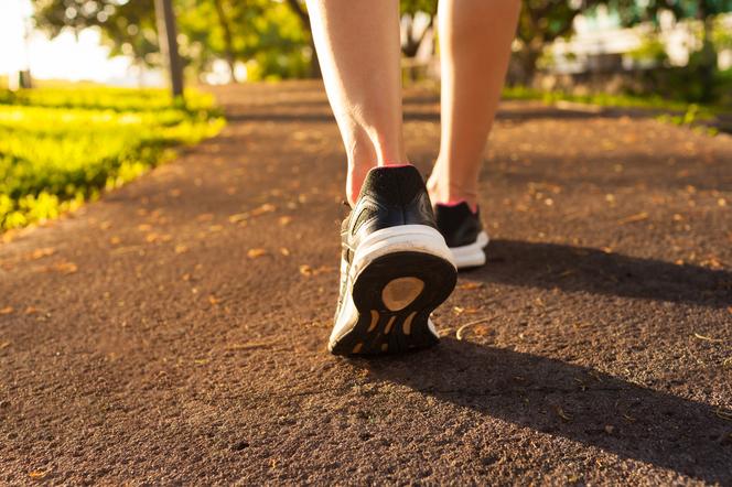 Jak spacerować, żeby schudnąć? Przestrzegaj kilku prostych zasad