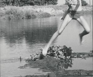 Skacząca dziewczynka nad rzeką Prosną w Piwonicach koło Kalisza. Fotografia z 1971 r. APK, Spuścizna Stanisława Perlińskiego z Kalisza