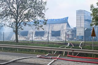 Hala produkcyjna w ogniu! Pożar hali pod Trójmiastem. Zamknięta droga i apel do mieszkańców