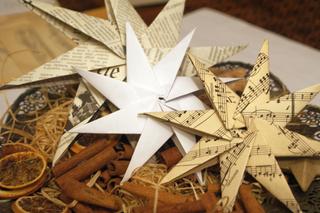 Jak zrobić ozdoby z papieru? Świąteczna gwiazda z papieru – szczegółowa instrukcja zrób to sam