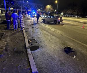 Potworny wypadek z udziałem osobówki i skutera. Kierowca po uderzeniu huknął o asfalt!