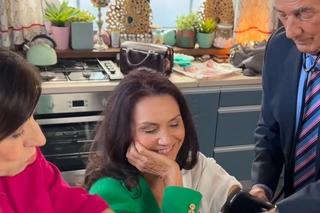 M jak miłość nowy sezon na planie. Aleksandra (Małgorzata Pieczyńska), Iwona (Hanna Śleszyńska), Jerzy Argasiński (Karol Strasburger)