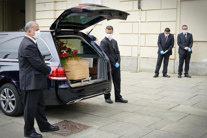 Firmy pogrzebowe podnoszą ceny pogrzebów.