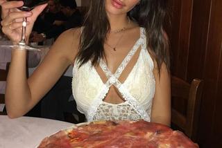 Emily Ratajkowski ma idalny biust, bo je pizzę!