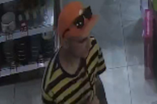 Poznajesz tego mężczyznę? Poszukuje go policja, miał dopuścić się kradzieży