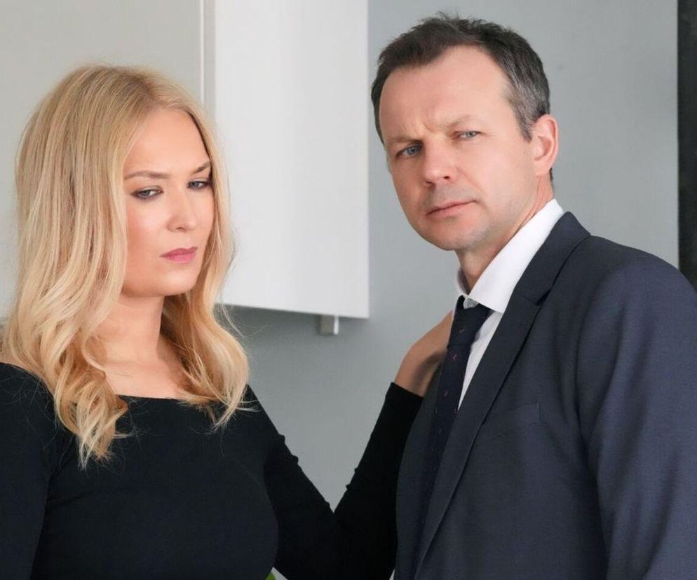 Karolina i Bruno z serialu Barwy szczęścia stoją obok siebie z poważnymi minami. O ich losach czytaj na SE Superseriale.