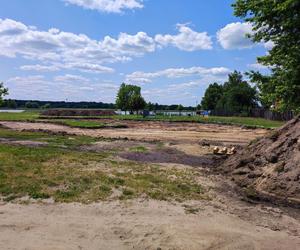 ZOBACZ ZDJĘCIA z postępów budowy toru pumptrack nad zalewem Muchawka