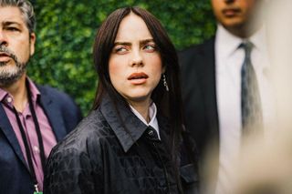Billie Eilish zaskoczyła pasażerów komunikacji miejskiej w Krakowie! To wideo podbija sieć