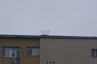 Trzepak na dachu jednego z bloków