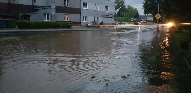 Krajobraz po burzach i ulewach na Śląsku i w Zagłębiu. Zalało ulice Czeladzi, Bytomia, Rudy Śląskiej [ZDJĘCIA,WIDEO]